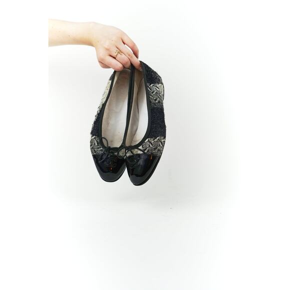 Chanel Black and White Tweed Cap Toe Flats, FR 38 - Picture 1 of 15